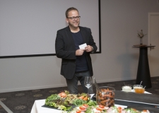 Netværkets facilitator, Allan Kristensen, byder velkommen til første netværksmøde på Hotel Scandic Regina Herning.